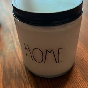 Home candle by Goose Creek smells like a light floral scent don’t have notes